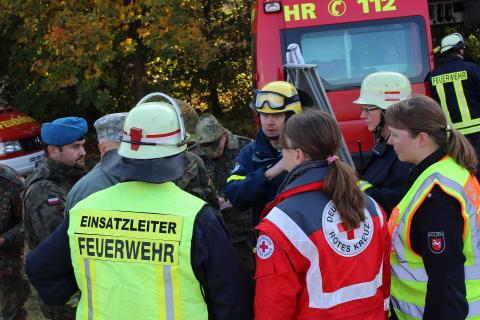 CIMIC-Feldkräfte trainieren die Gesprächsführung mit zivilen Organisationen.