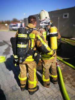 Über mehrere Löschrohre und mit Schaum gelang es, den Brand zu löschen.