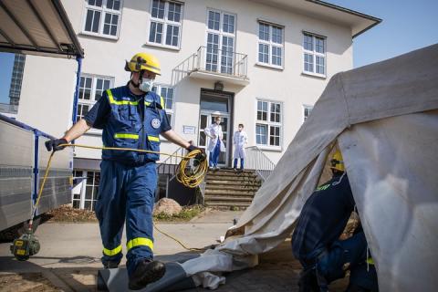 Die THW-Einsatzkräfte des Ortsverbandes Köln Nord-West statteten das Zelt vor...