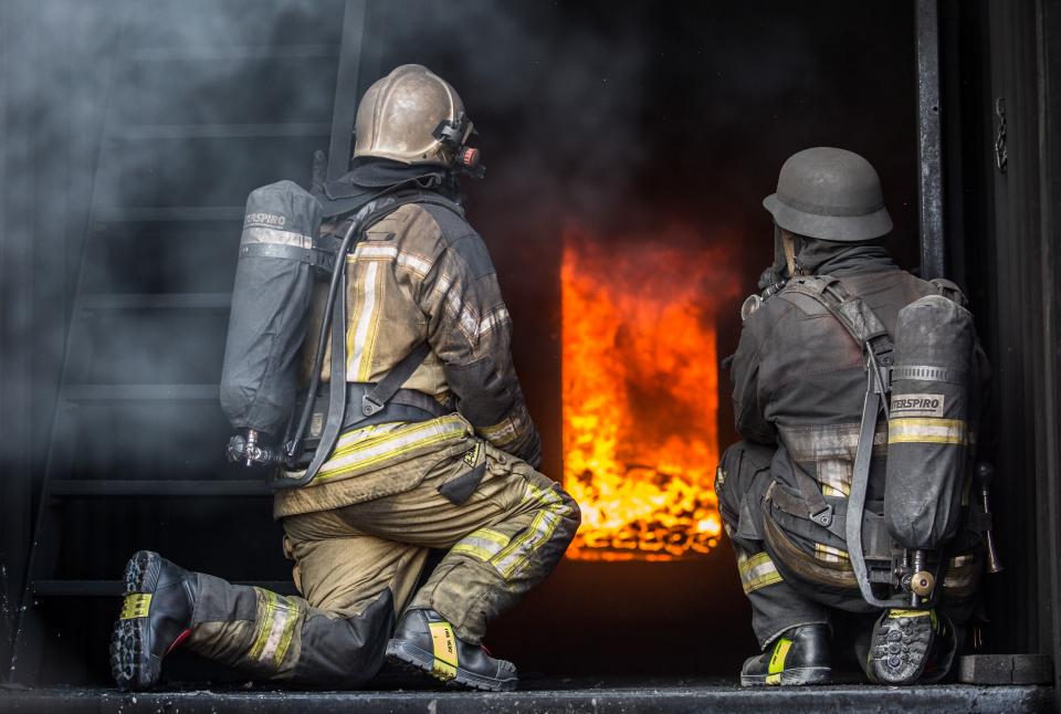 Im Einsatz sind Feuerwehrleute Ruß, Brandrauch und anderen Gefahrstoffen...