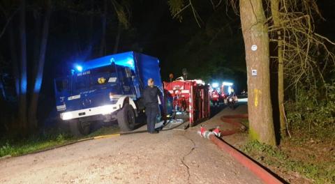Mit schwerem Gerät und Einsatzkräften unterstützte das THW die...