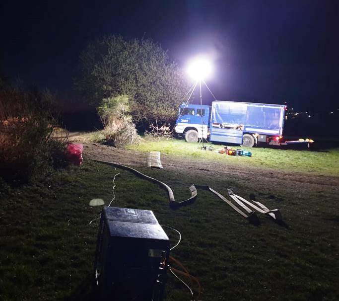 Da die Einsätze auch bei Nacht stattfanden, brachten die THW-Einsatzkräfte...