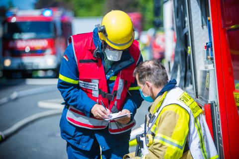 Gemeinsam mit der Feuerwehr schätzten THW-Kräfte die Einsatzmöglichkeiten ab.