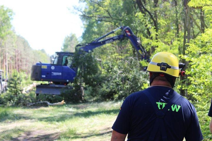 THW-Kräfte in Brandenburg räumten mit Baggern den Weg frei für die...