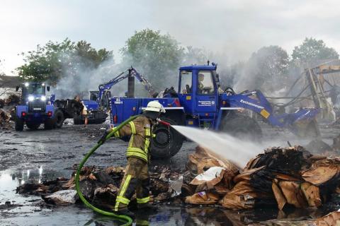 Mit Radladern räumten die THW-Kräfte den Brandschutt zur Seite und ebneten...