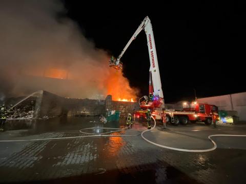 Zur Brandbekämpfung wurde auch der Teleskopmast der Feuerwehr eingesetzt.