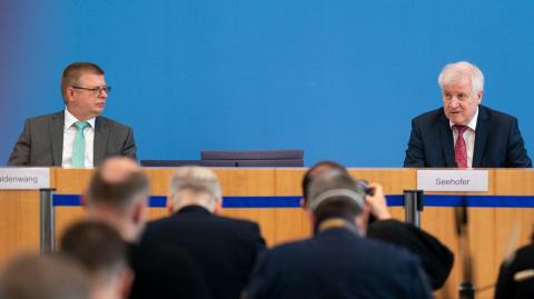 Bundesinnenminister Horst Seehofer (rechts) und der Präsident des Bundesamtes...
