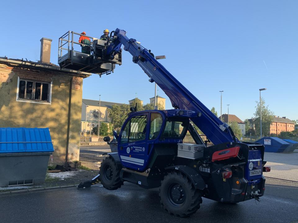 Auf der Suche nach Glutnestern öffneten THW-Kräfte den Dachstuhl des...