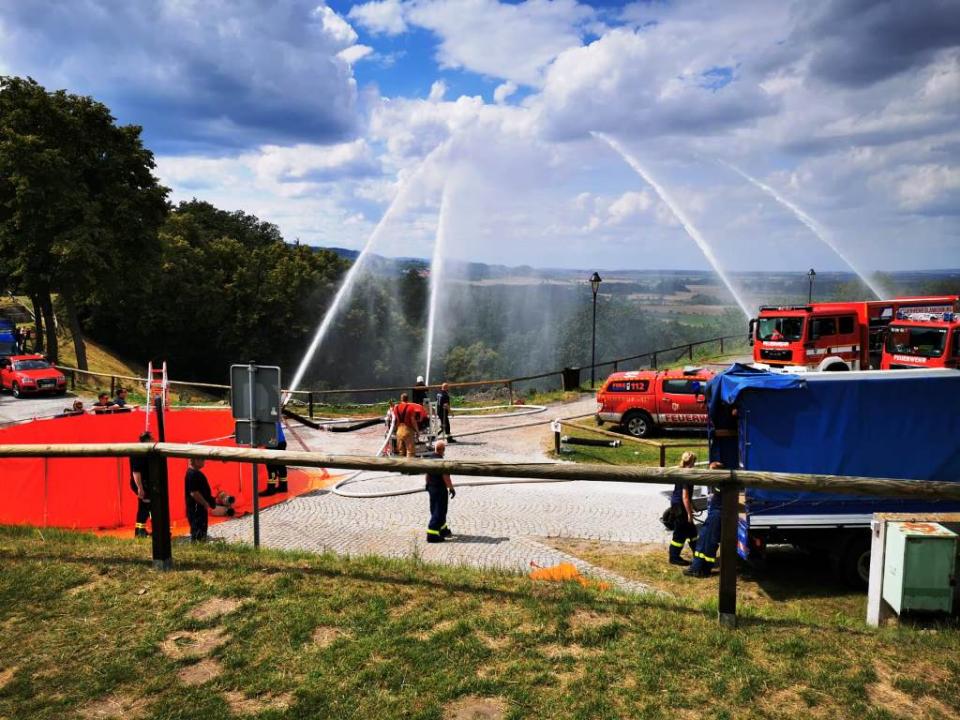 THW-Kräfte förderten zunächst das Löschwasser mit vier Großpumpen über...