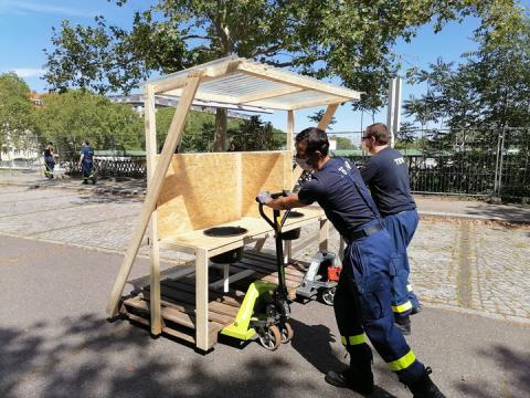 Beim Aufbau der Abstrichstation am ZOB in Berlin ist Teamwork gefragt.