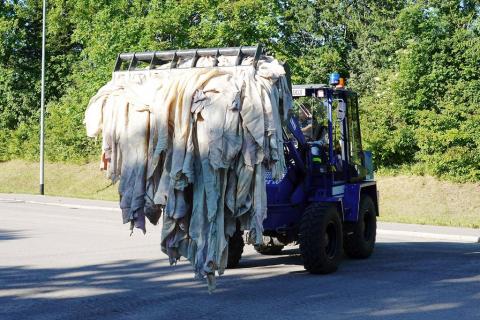 Einsatzfahrzeug des THW transportiert Fracht.