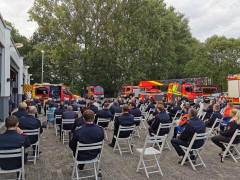 Neues Einsatzfahrzeug wird an die Feuerwehr übergeben.