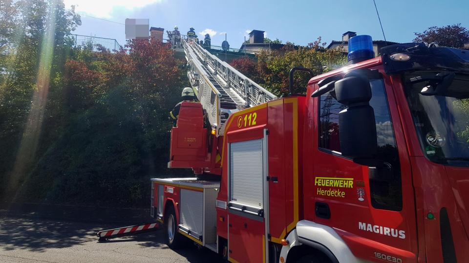 Feuerwehr beim Rettungseinsatz einer vom Dach gestürzten Person.