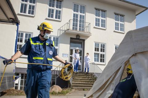 An Krankenhäusern und Teststellen bauten THW-Helferinnen und -Helfer...