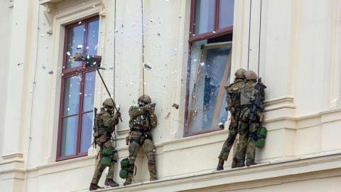 Personenbefreiung durch die Bundeswehr bei einer Übung in Dresden 2018.