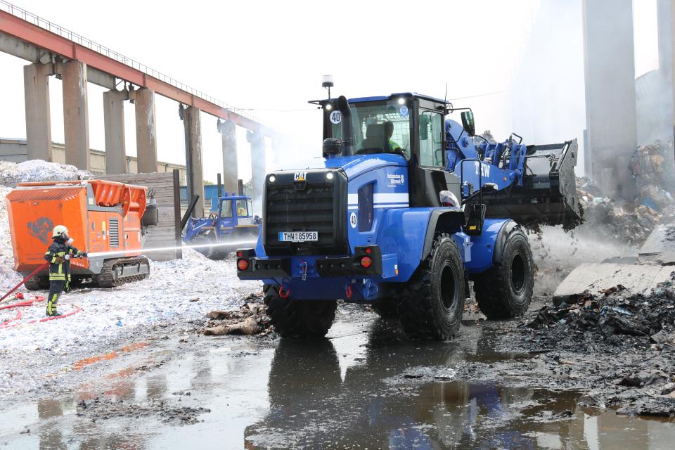 THW Einsatzfahrzeuge unterstützt die Feuerwehr bei Brandeinsätzen.