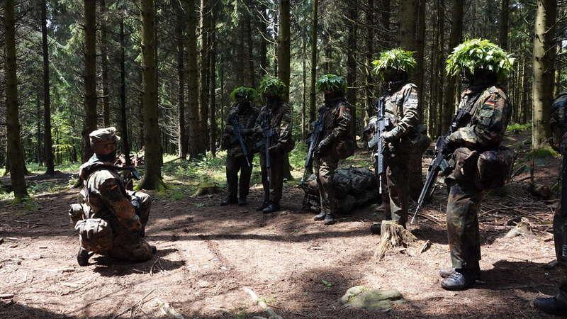 Ausbildung bei der Bundeswehr mit Abstand und Maske