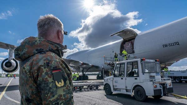 Unterstützung beim Transport von Materialien