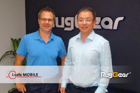 Martin Haaf und Maverick Chen von RugGear und i.safe MOBILE