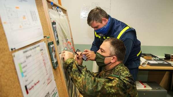 Lagekarte wird von THW und Bundeswehr bearbeitet