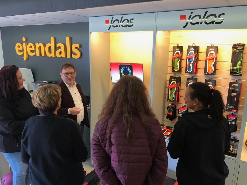 Unterhaltung an einem Stand der Ejendals Jalas GmbH