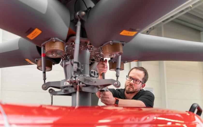 Ein Techniker der DRF Luftrettung inspiziert das Fünfblattrotor-System.