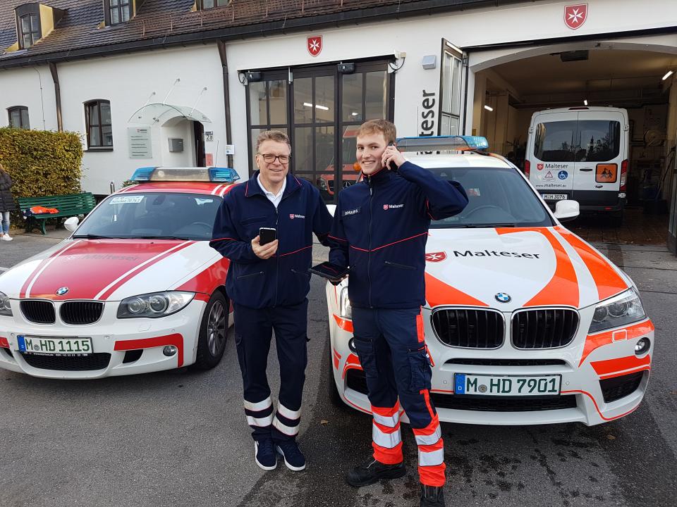 Samuel Schuler, Leiter Malteser Dienst für medizinische Transporte (rechts)...