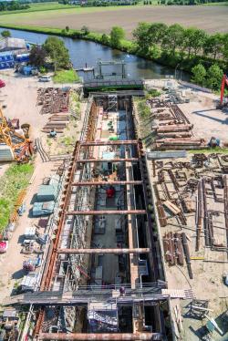 Die Hadelner Kanalschleuse wird mit drei Schleusentoren ausgestattet