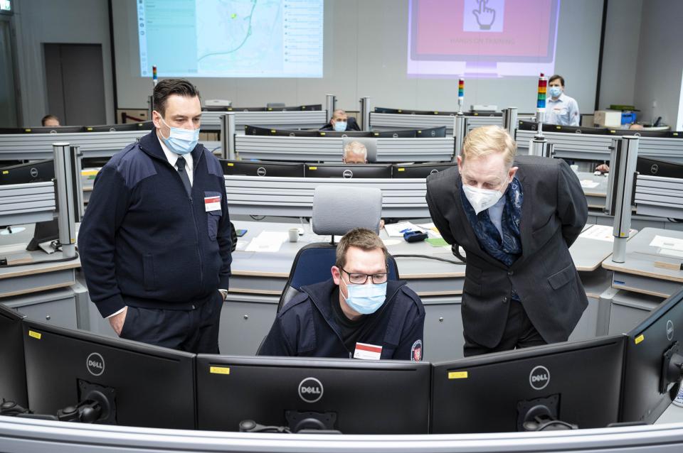 Sicherheitsdezernent Markus Frank informiert sich bei der Feuerwehr Frankfurt...