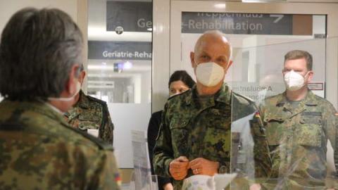 Generalleutnant Jürgen Weigt (Mitte) besuchte die Reservisten des...