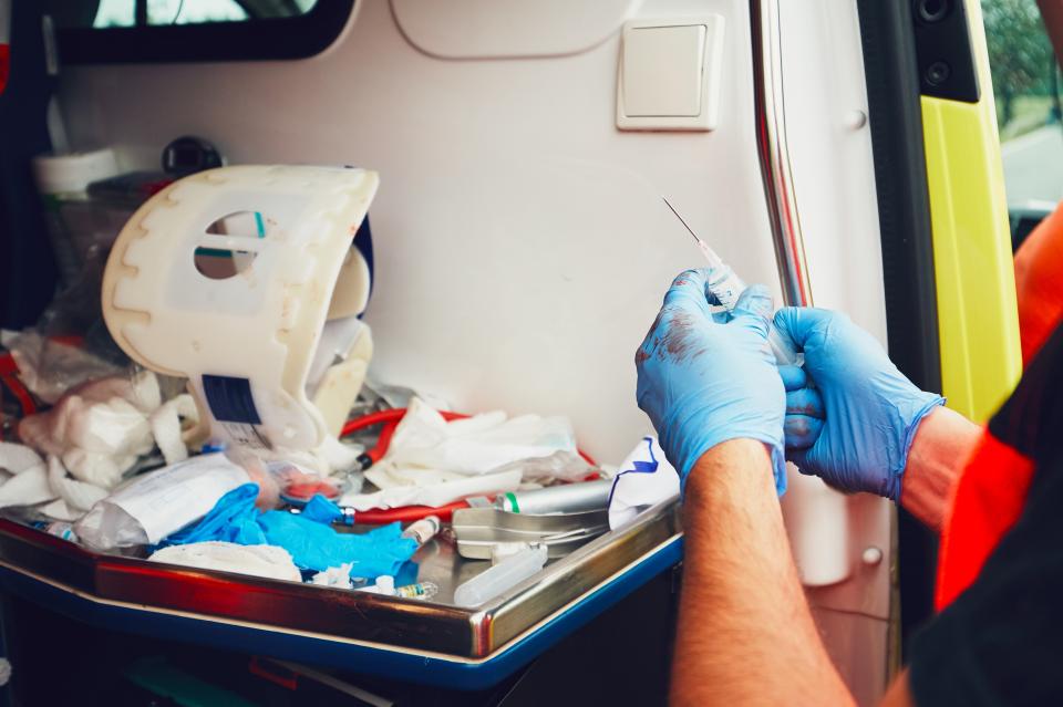 Bei der Behandlung von Patienten helfen Schutzhandschuhe, das Infektionsrisiko...