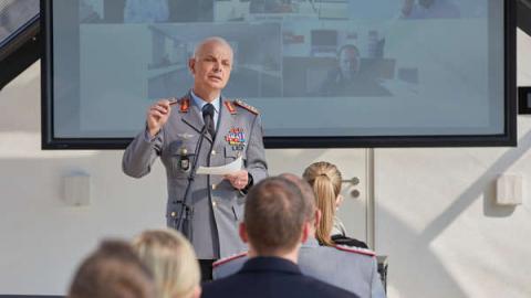 Eröffnete den Festakt: Generalleutnant Jürgen Weigt.