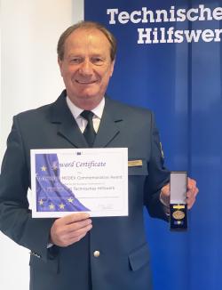 THW-Präsident Gerd Friedsam nimmt Urkunde und Medaille entgegen.