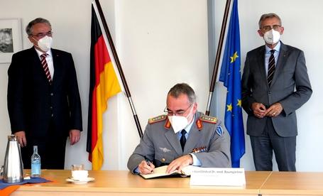 Der Inspekteur des Sanitätsdienstes der Bundeswehr,...