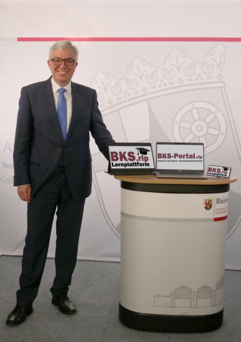 Staatsminister Roger Lewentz gibt die Freischaltung der neuen Lernplattform...