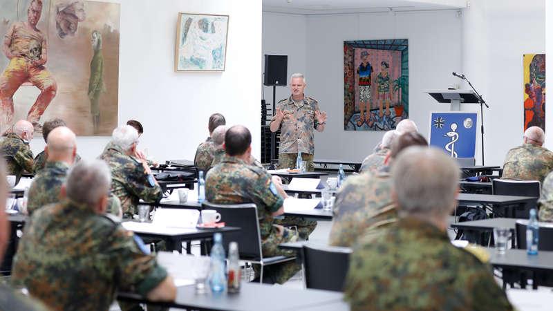 Generalarzt Dr. Bruno Most begrüßte die Teilnehmenden in Dresden