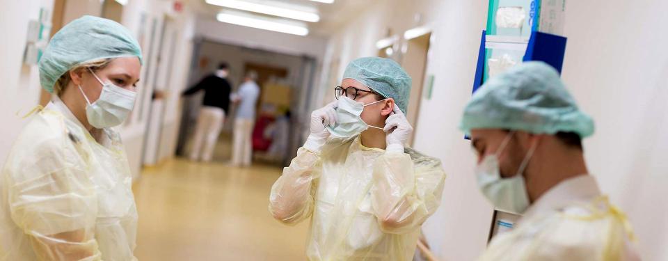 Medizinisches Personal mit Schutzkleidung.