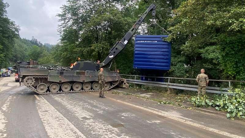 Vom Bergepanzer, über Lastwagen bis hin zu Hubschrauber – die Bundeswehr...