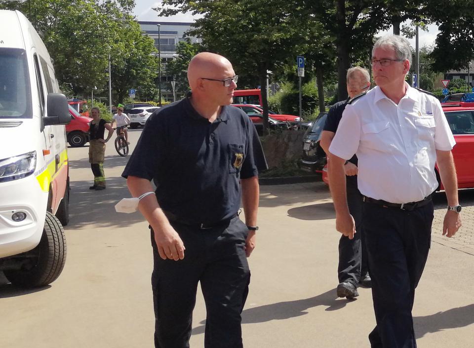 vfdb Präsident Aschenbrenner und DFV Präsident Banse im Hochwassergebiet