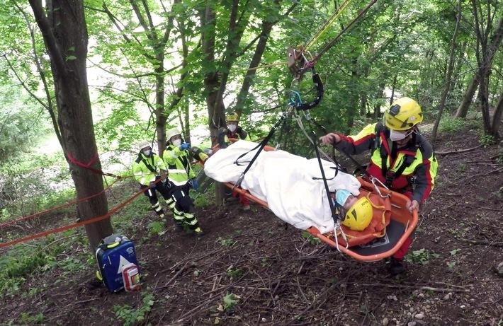 Leistungsvergleich Höhenrettung: Übung Mountainbiker stürzt im Wald