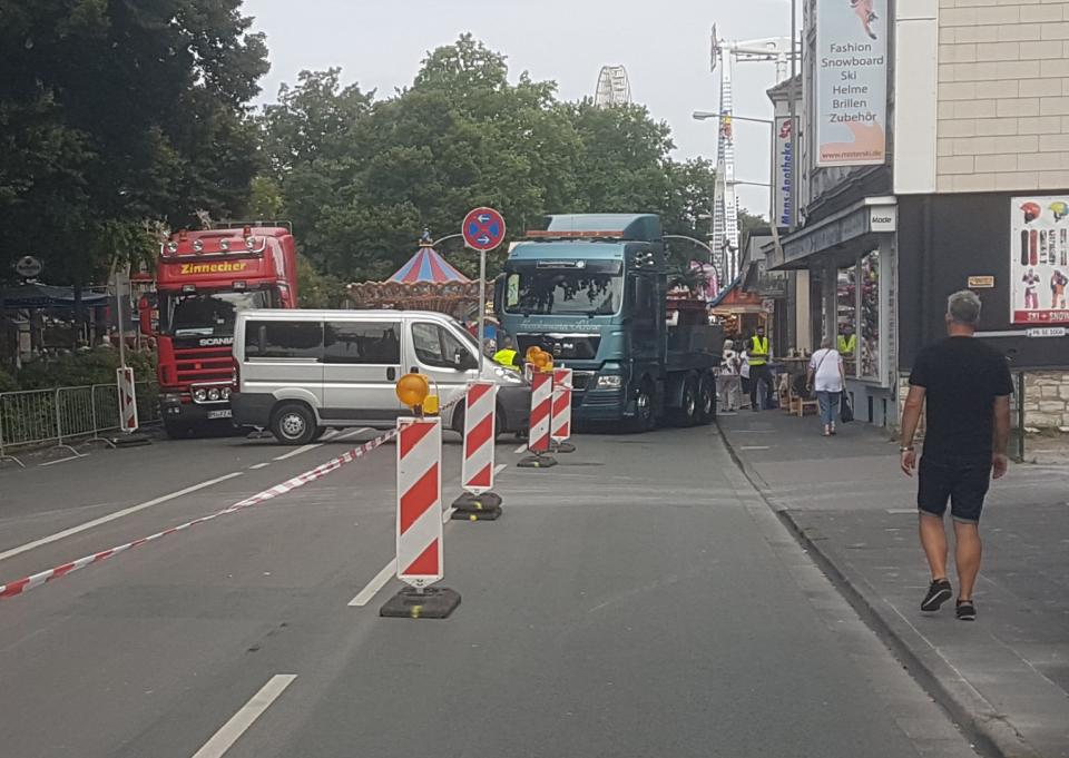 Als Ad-hoc-Lösungen fanden sogar LKW als Sperrmittel Verwendung.