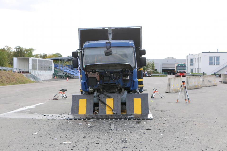 Fahrzeugsperren werden für vergleichbare Sicherheitsstandards getestet.