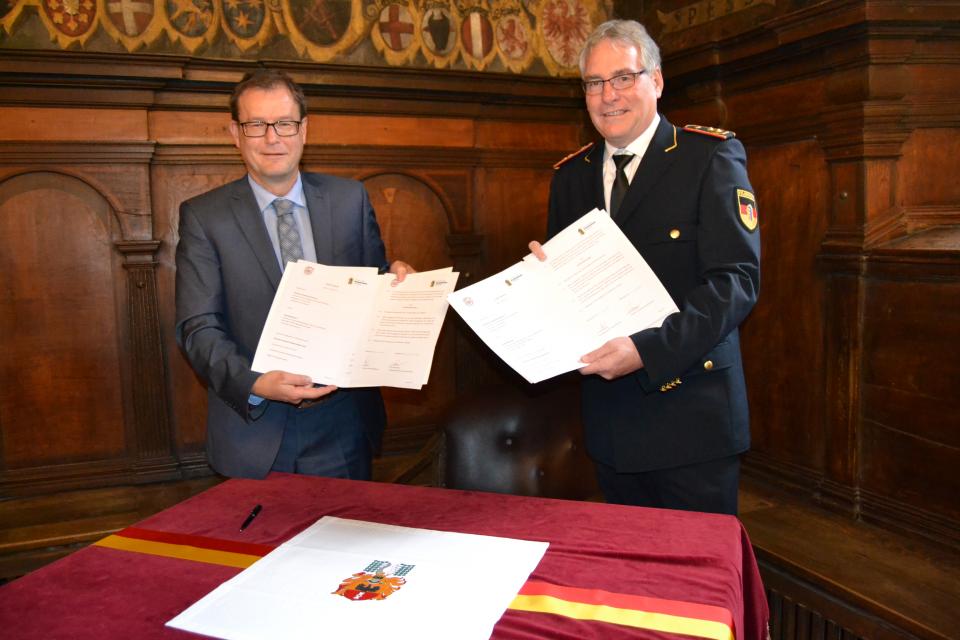Der Oberbürgermeister der Stadt Mühlhausen Dr. Johannes Bruns (li.) und...