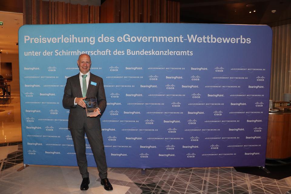 Abteilungsleiter Steuerung/Konzeption, Tom Pasternak, nahm den Preis...