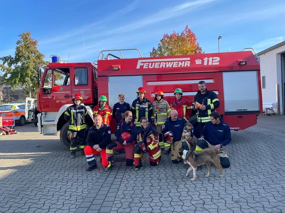 Initiatoren Jochen und Yannik Drüen (Mitte oben) wurden mit ihrem Marschteam...