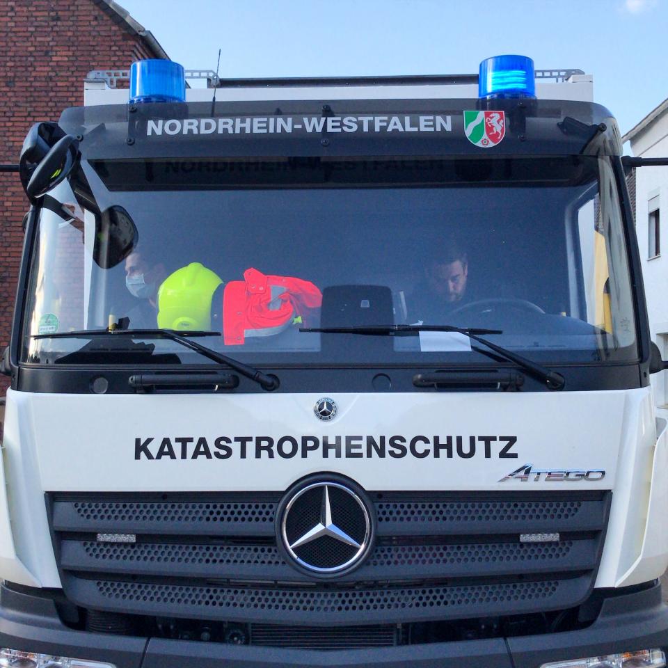 Katastrophenschutz: Engagierte ehrenamtliche Frauen und Männer helfen bei der...
