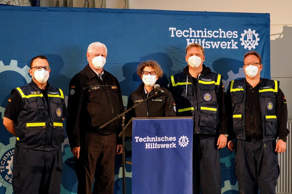 THW-Vizepräsidentin Sabine Lackner und Vertreter des Landesverbandes...