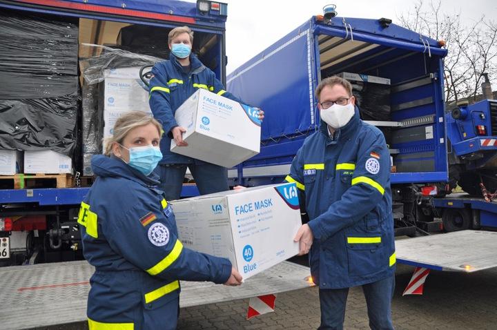 Logistische Unterstützung: Einsatzkräfte des THW verladen Material zur...