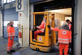 DRK-Logistikzentrum Schönefeld - Hilfstransport für die ukrainische...