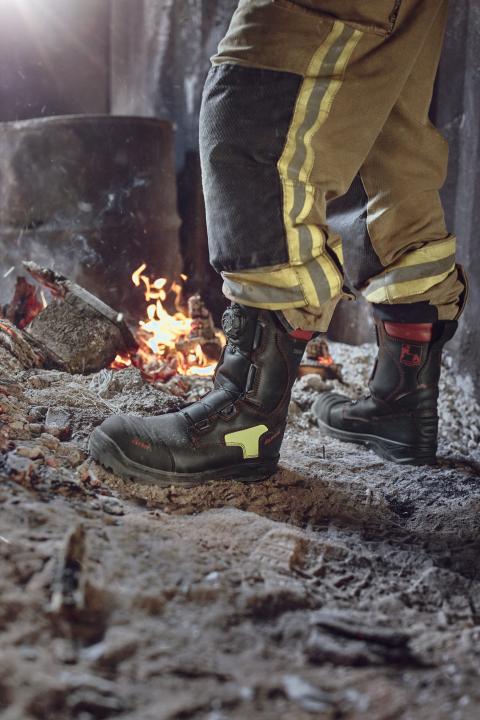 Elten bietet mit den neuen Feuerwehrstiefeln Lösungen für Einsatzbereiche,...